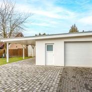 Große Garage mit Carport