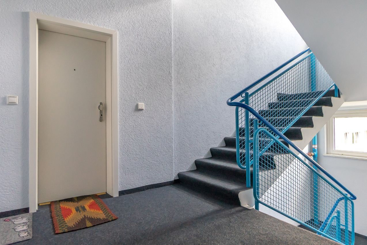 Wohnungstür und Treppenhaus