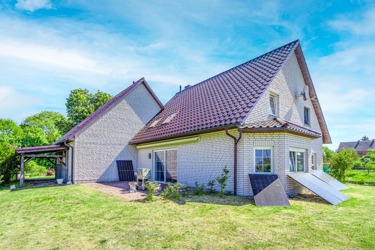 Hausansicht mit Terrasse