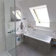 Ebene1 Bad mit Wanne und Dusch