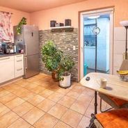 EG Küche mit Essplatz und Ausgang zum Garten