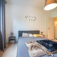 Schlafzimmer mit Blick auf Kleiderschrank und Badezimmer