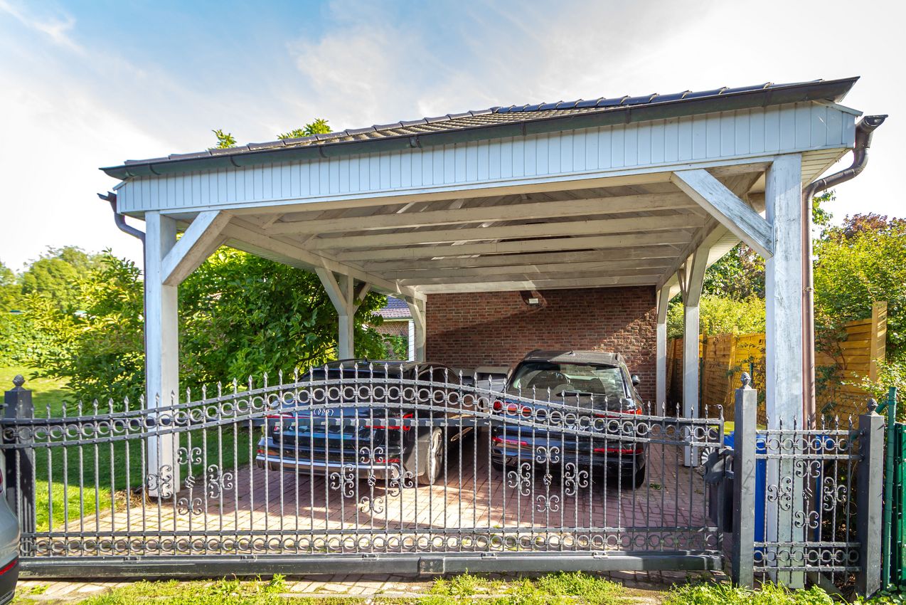 Doppelcarport an der Grundstückseinfahrt