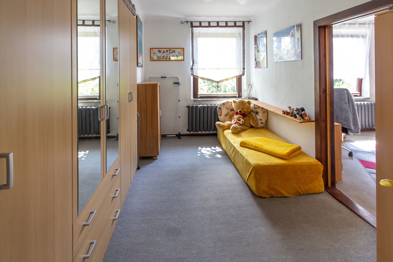 DG Ankleidezimmer mit Zugang zum Schlafzimmer