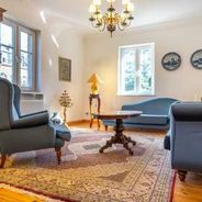 1.OG Wohnzimmer mit Stuckdecke