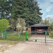 Straßenansicht mit Carport