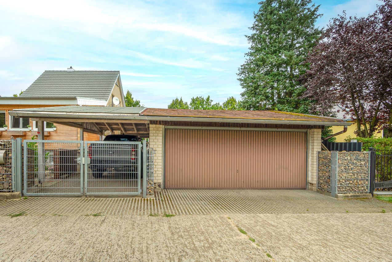 Garage m. Schwingtor & Carport