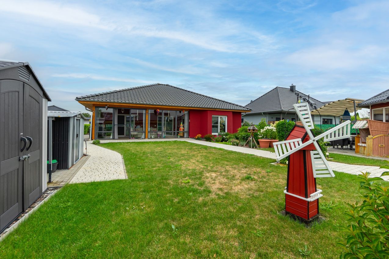 Blick vom Gewächshaus auf Haus