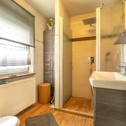 Haus1 EG Modernes Duschbad 