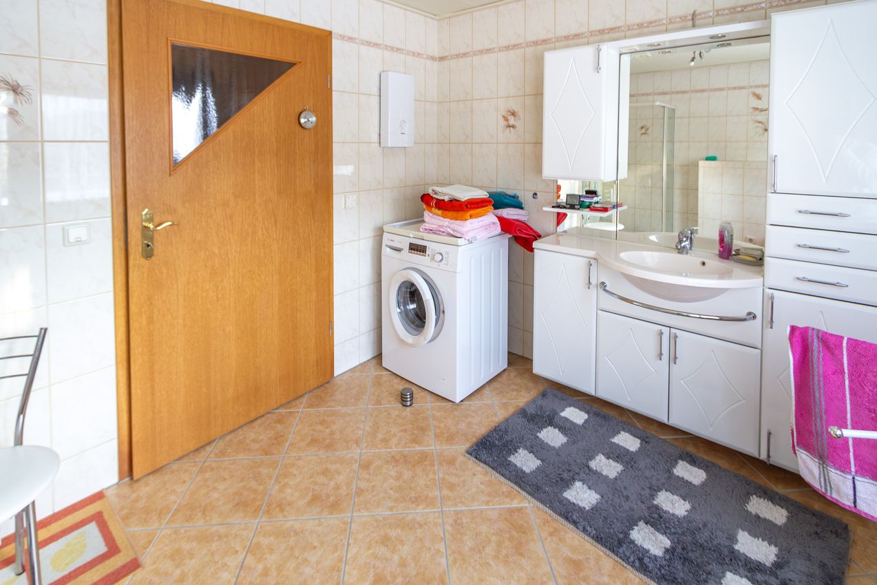 EG Modernes Duschbad Ansicht 2