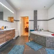 Badezimmer mit Eckbadewanne