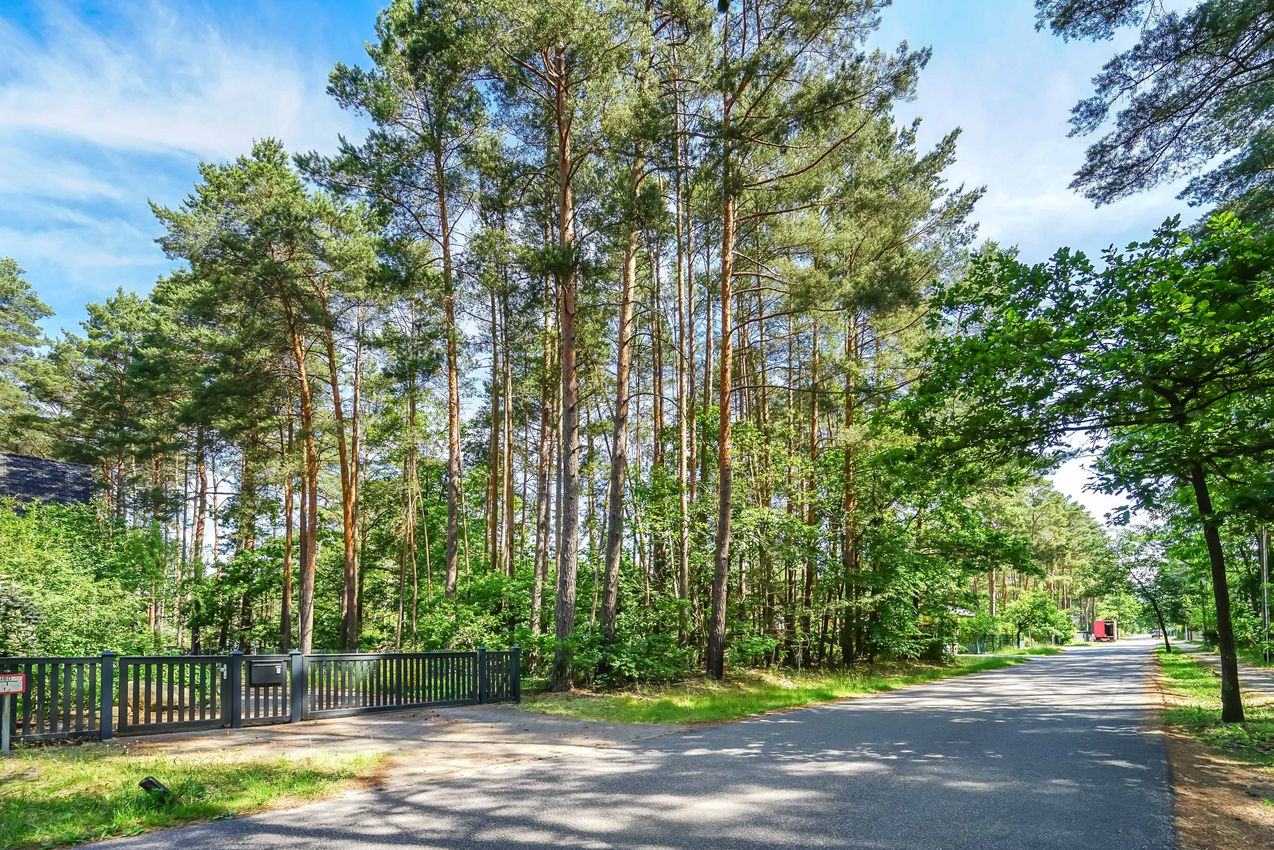 Straßenseite Blick von links