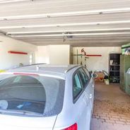 Große Garage mit elektrisch betriebenem Tor