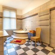 EG Masterbad mit Dusche, Wanne, WC und Waschbecken