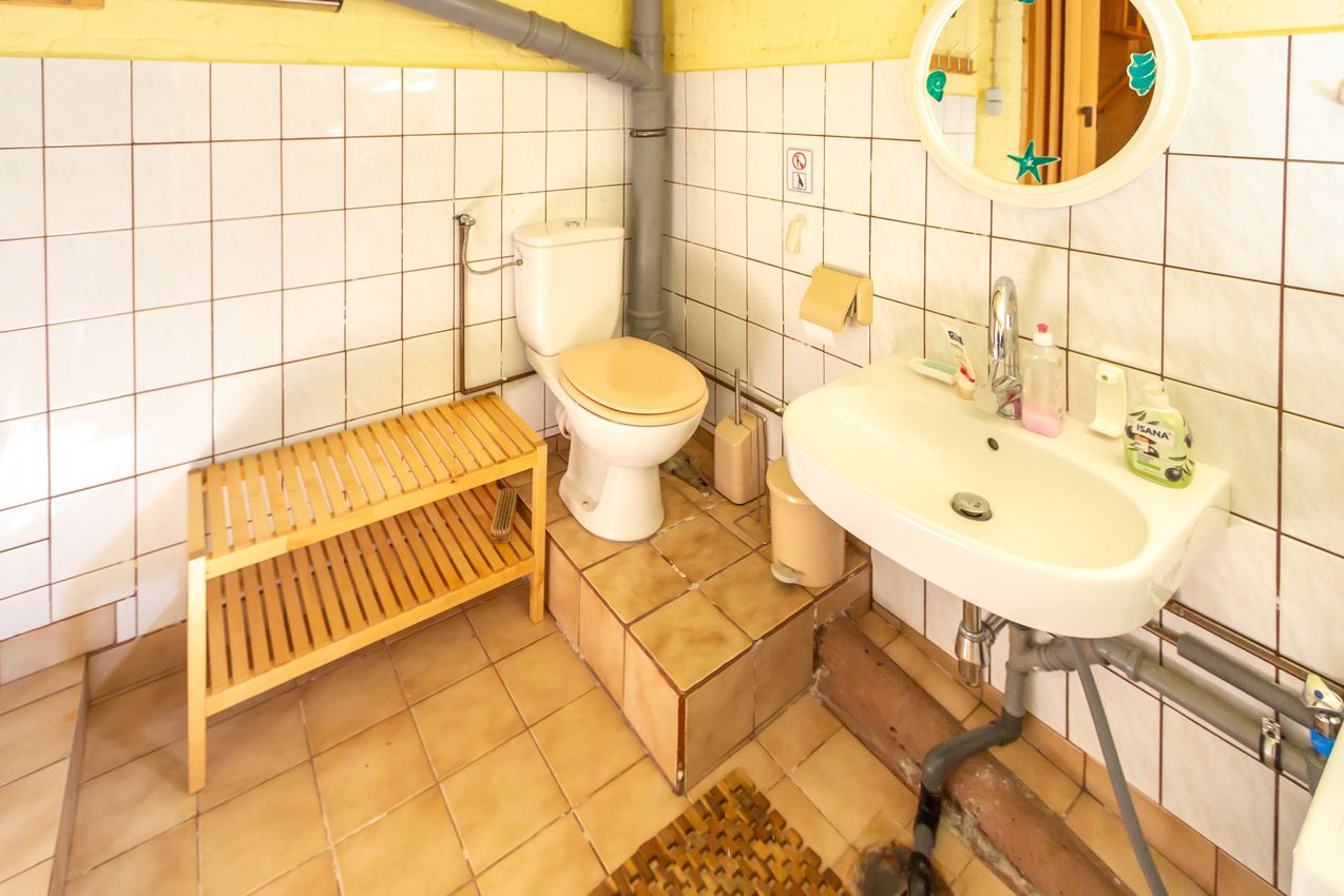 KG Hauswirtschaftsraum mit Waschbecken und WC