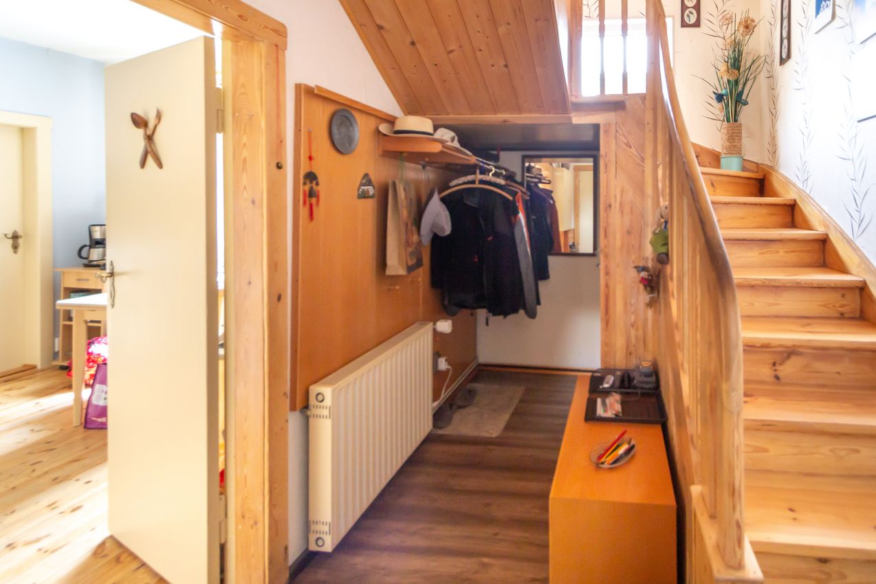 EG Mittelflur mit Treppe zum DG