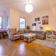 Helles Wohnzimmer mit Parkettboden