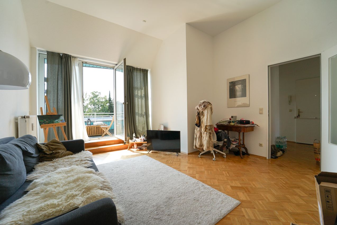 Wohnzimmer mit Blick zur Zimmertür