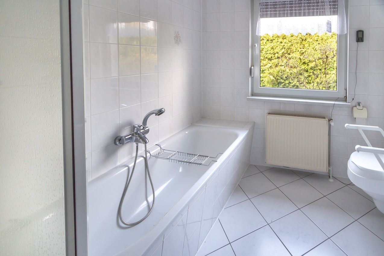 Bad mit Wanne, Dusche, WB und WC