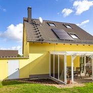 Hausansicht vom Garten mit Garagenzugang