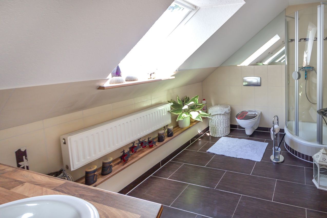 DG Modernes Duschbad mit WB und WC