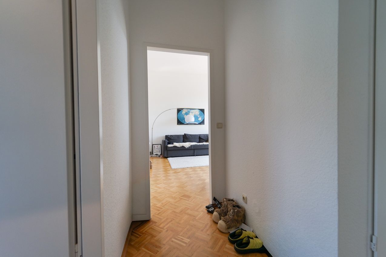 Flur mit Blick ins Wohnzimmer