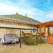 Hausansicht vom Hof mit Winter