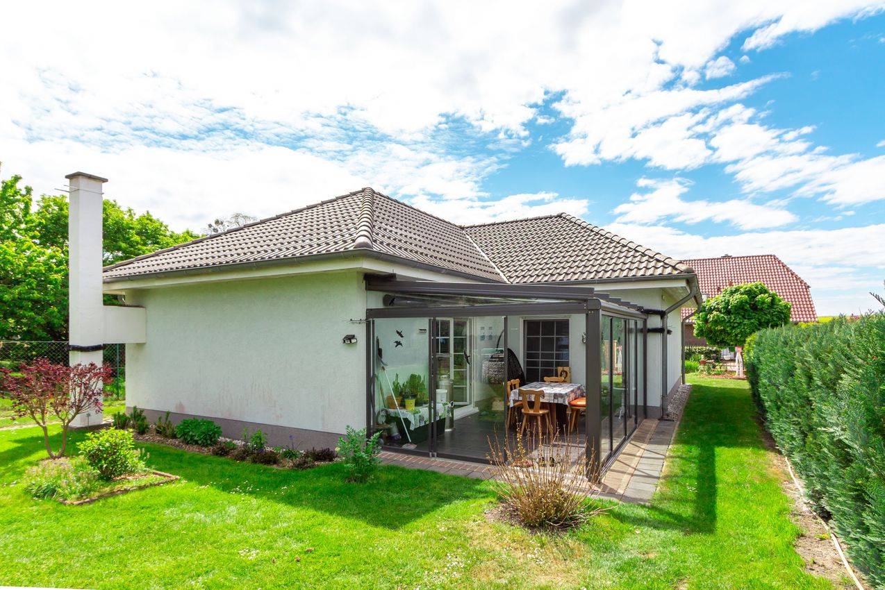 Hausansicht vom Garten mit Wintergarten