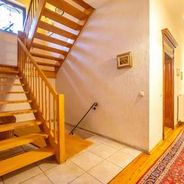 EG Treppenaufgang ins Dachgeschoss und MIttelflur