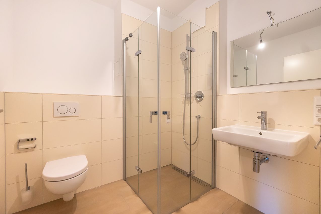 Duschbad mit WC, Waschbecken und bodengleicher Dusche
