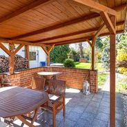 Überdachter Grillplatz im Garten