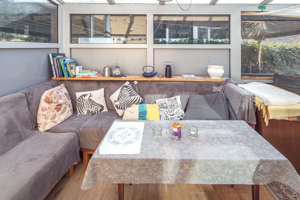 Überdachte Süd-Terrasse am Wohnzimmer 