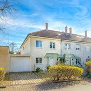 Hausansicht von Straßenseite