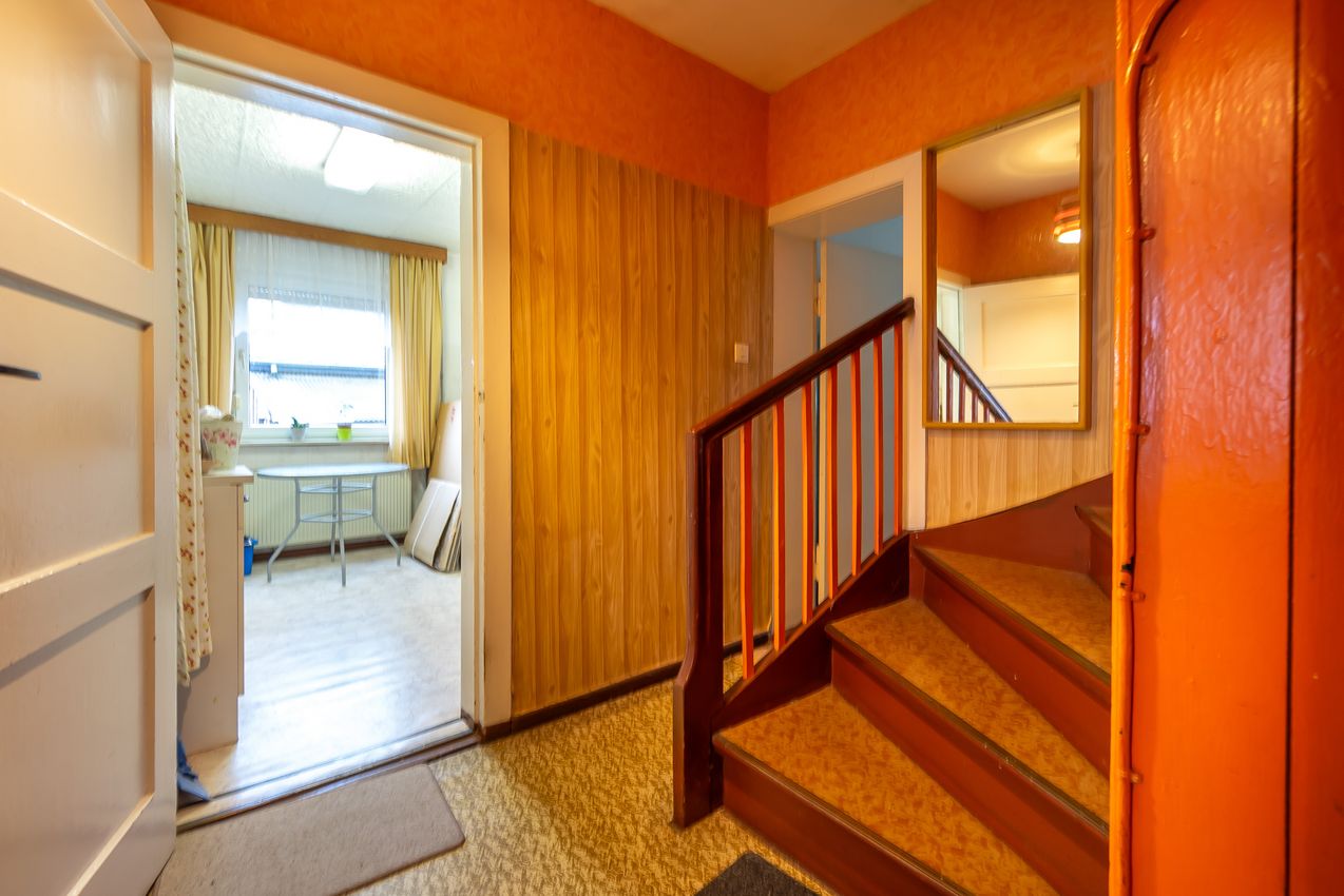EG Flur mit Treppe zum DG