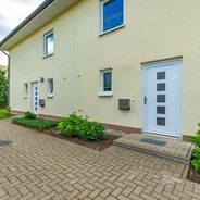 Hauseingangsbereich mit PKW-St