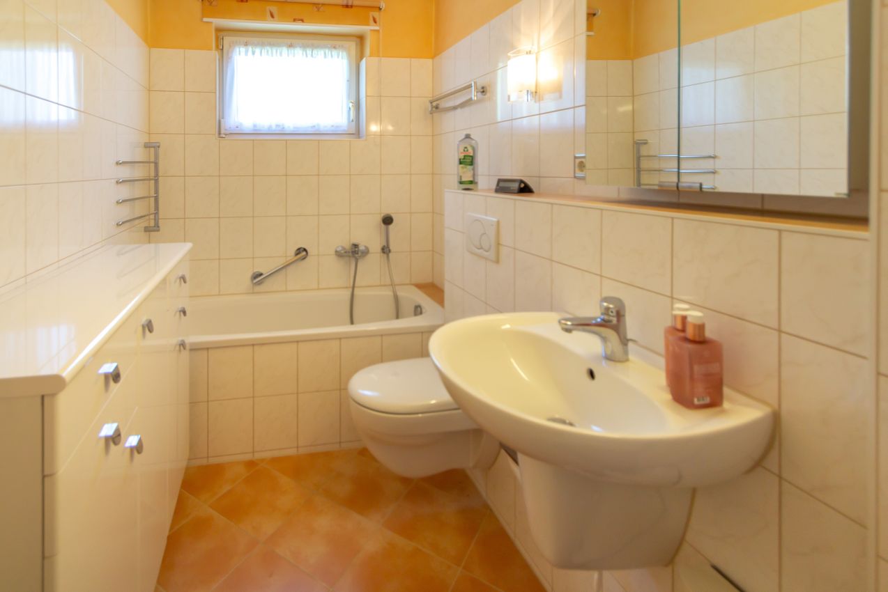Wannenbad mit WB und WC