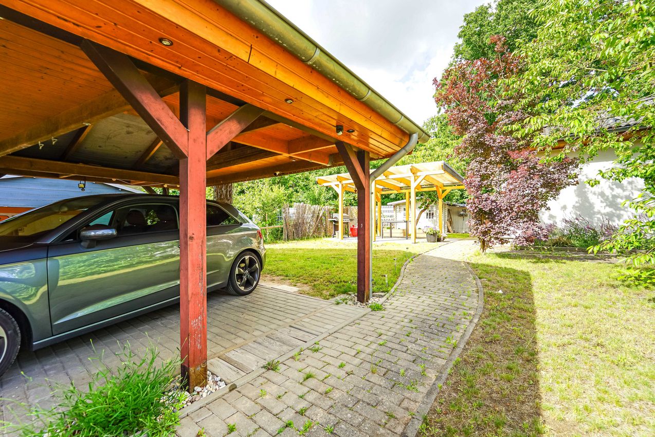 Carport und Freisitz