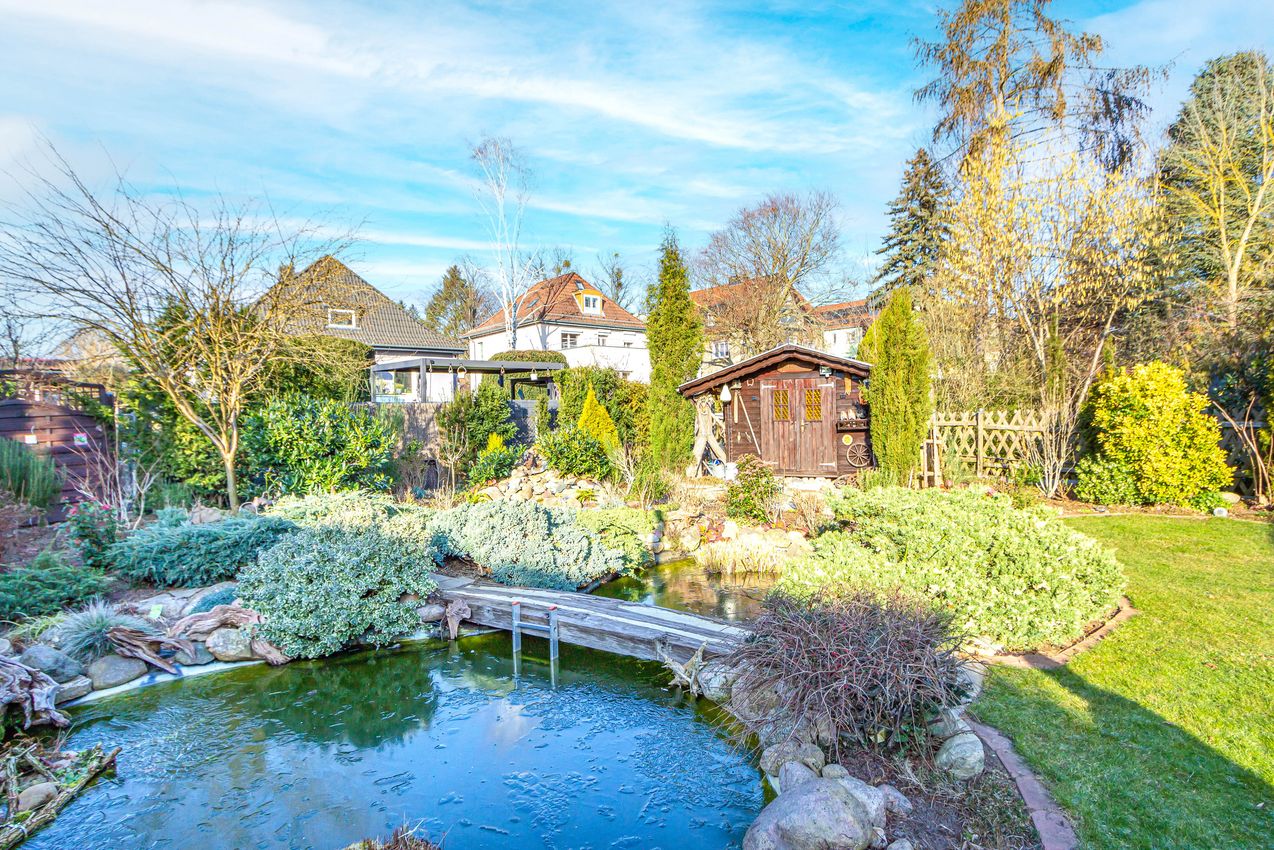 Koiteich mit Brücke und Gartenhaus
