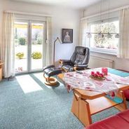 EG Wohnzimmer mit Ausgang zur überdachten Süd-Terrasse