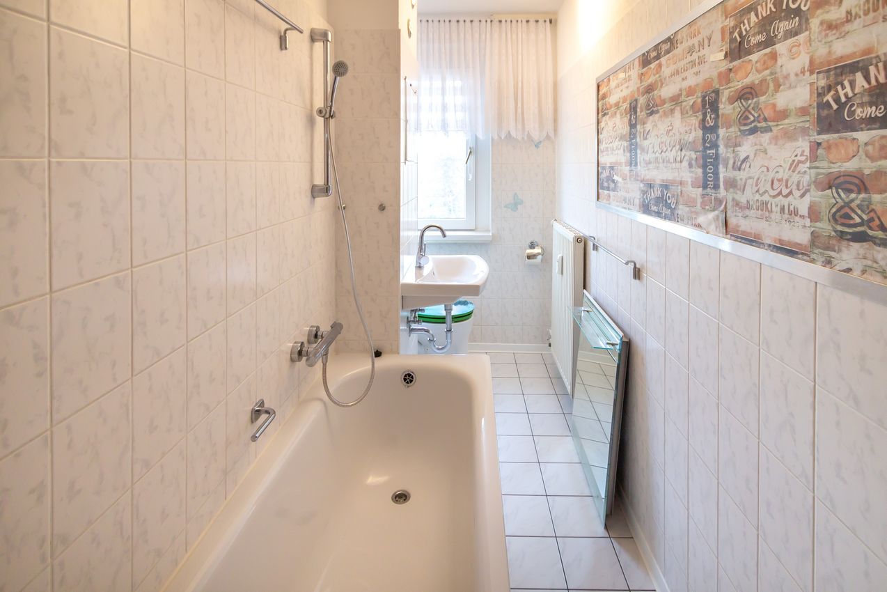 Gefliestes Wannenbad mit WC