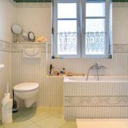 EG Modernes Wannebad mit WC