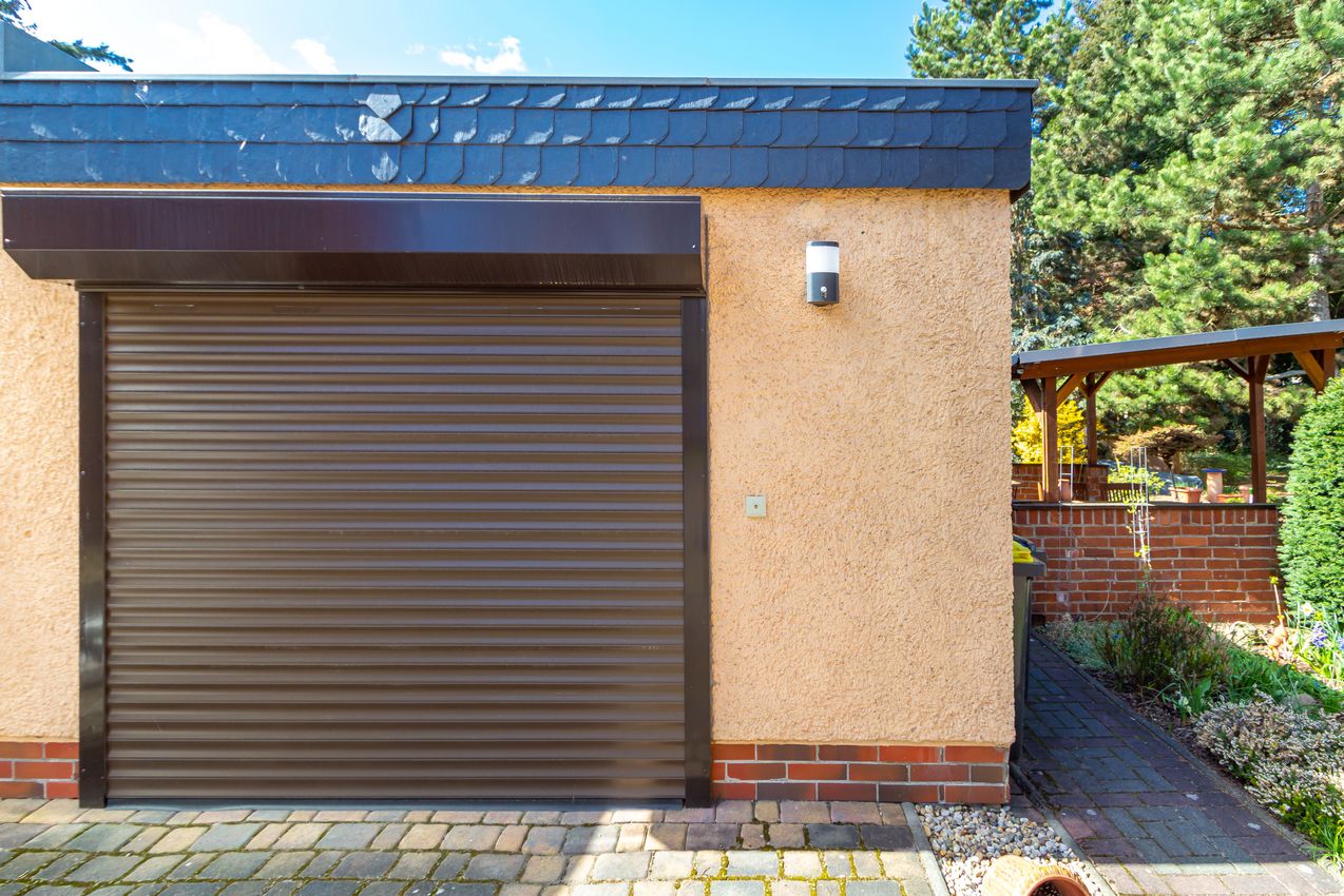 Massive Garage mit Rolltor