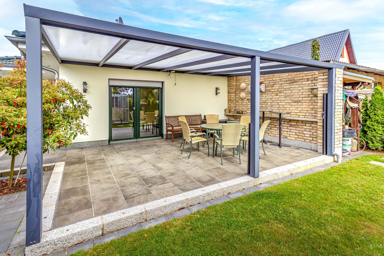 Große überdachte Süd-Terrasse