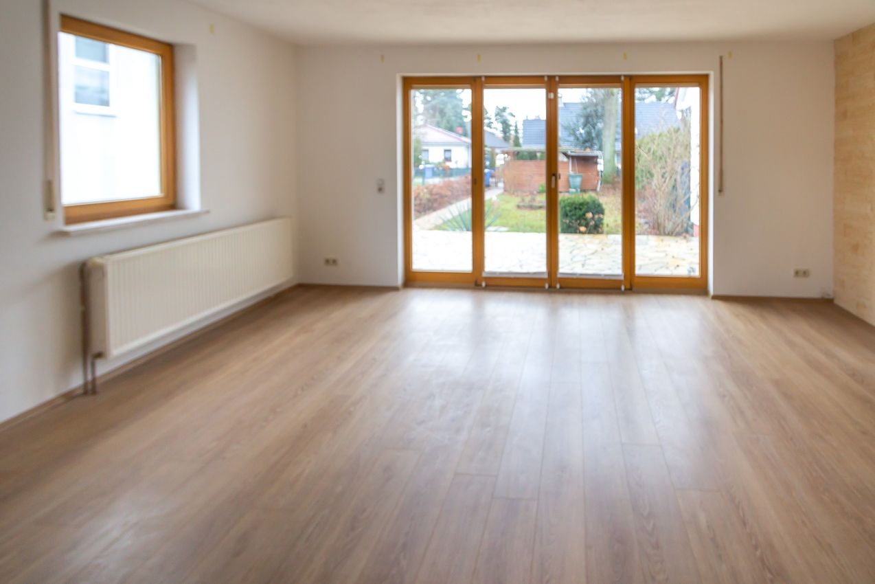 EG Wohnzimmer mit Ausgang zur Süd-Terrasse