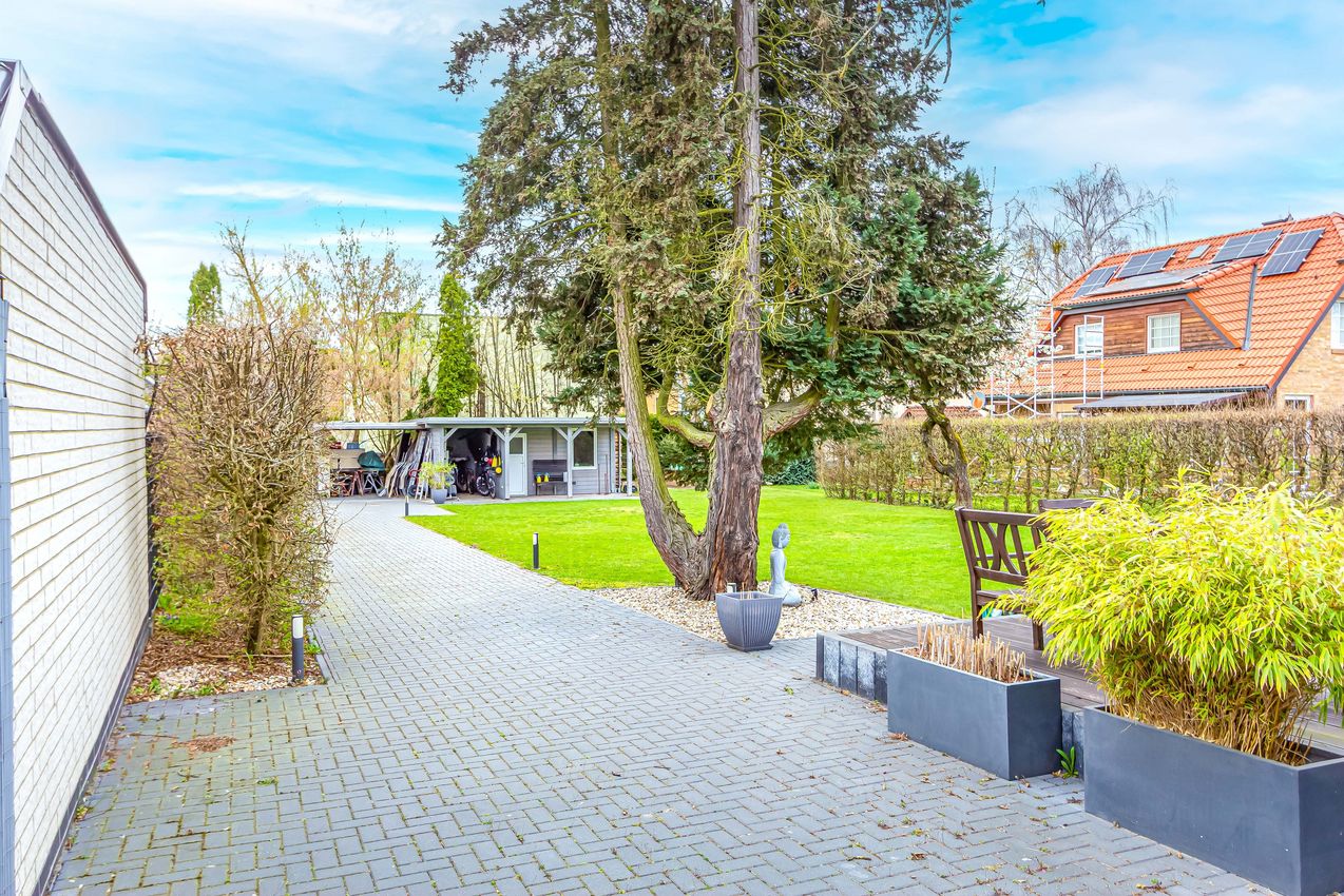 Gepflasterte Zufahrt