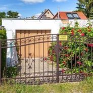 Massive Garage mit Schwingtor