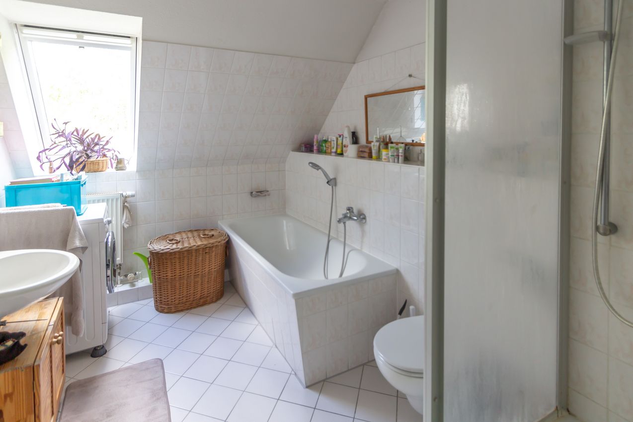DG Wannen-,Duschbad mit WB und WC