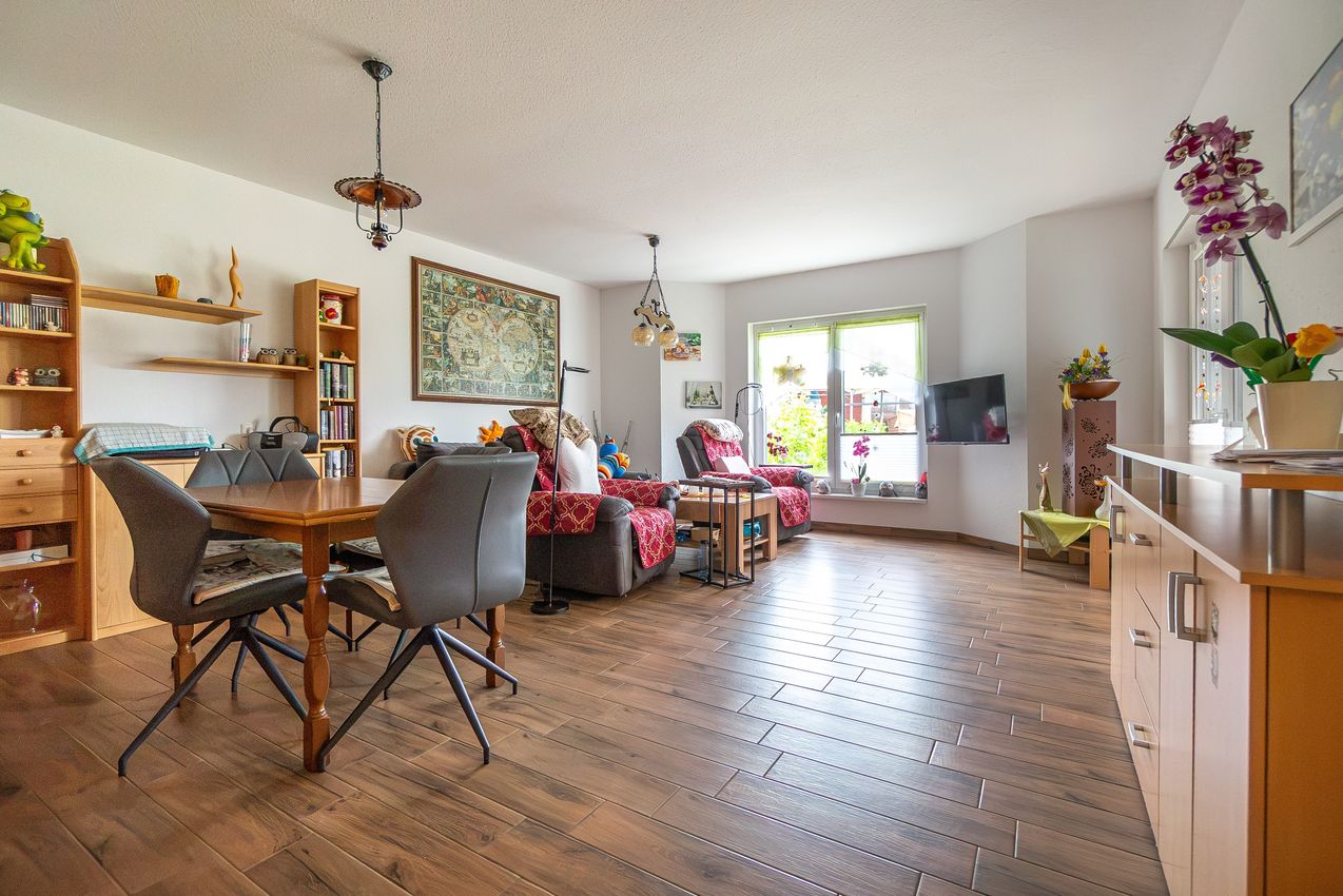Wohnzimmer mit Blick von der Zimmertür