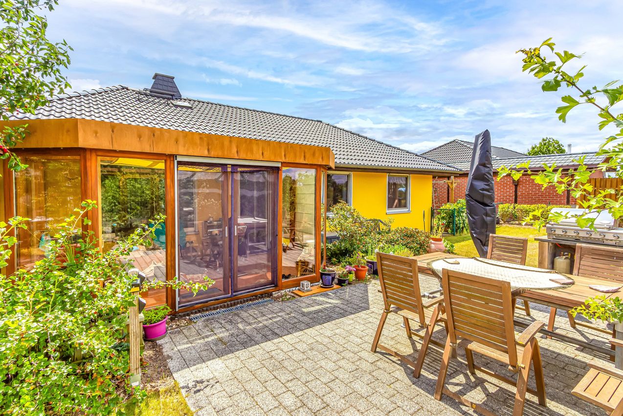 Hausansicht mit Wintergarten und Grillplatz