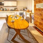 EG Wohnküche mit Kachelofen und Ausgang zur Terrasse